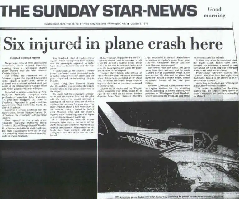 Recorte do jornal contendo a notícia do acidente, com uma foto da aeronave destruída.