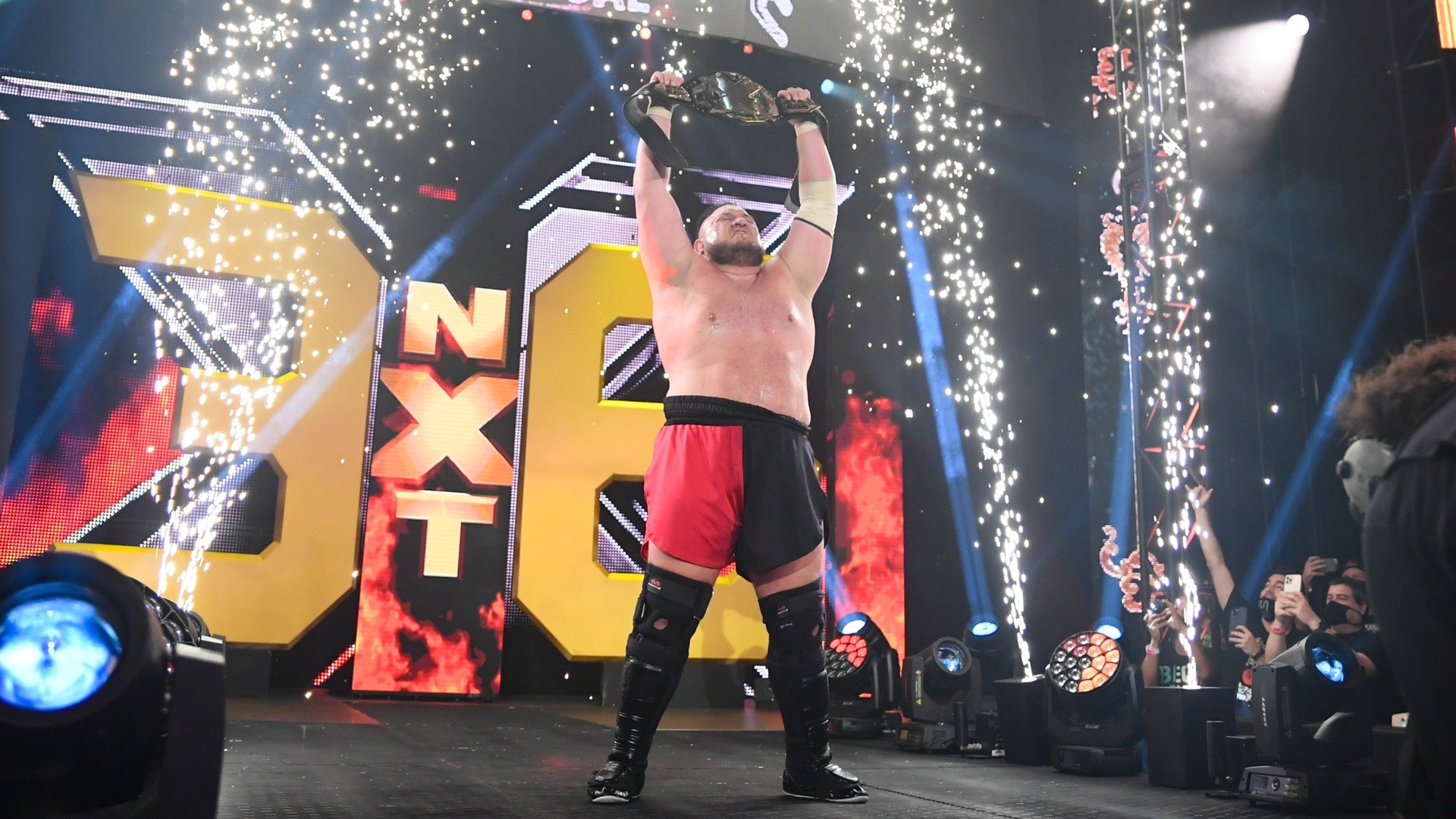 Samoa Joe com o cinturão no NXT Takeover