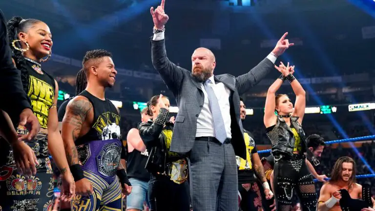 Triple H com o elenco do NXT durante um Smackdown