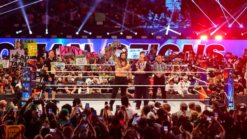 John Cena e Roman Reigns no ringue