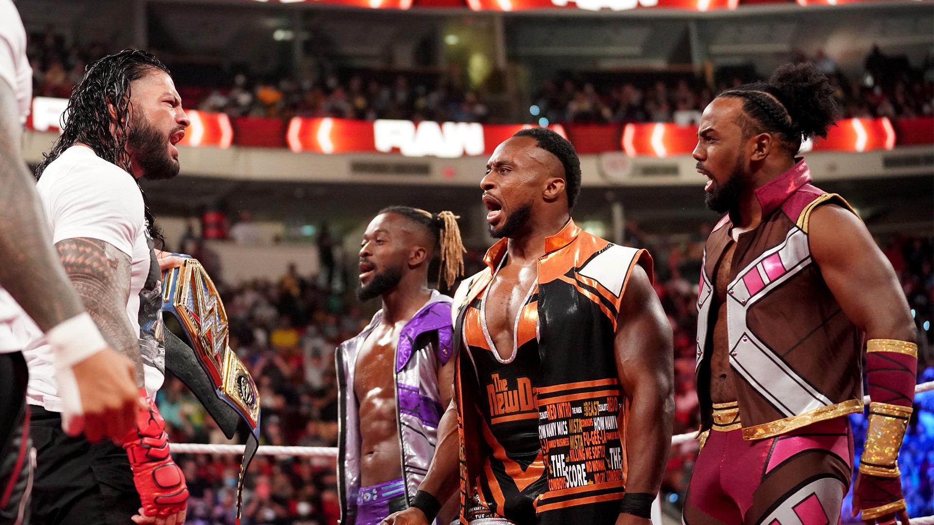 Roman Reigns discutindo com a New Day no RAW