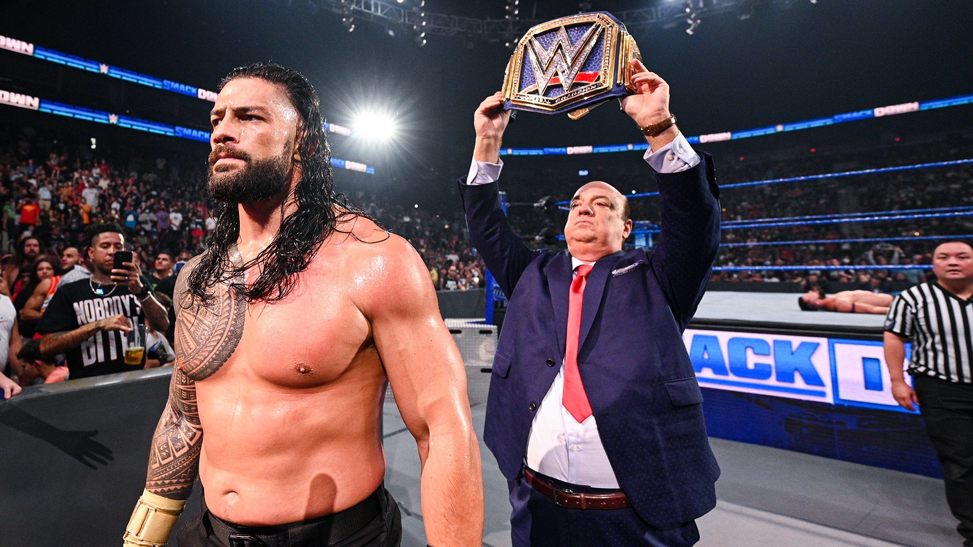 Roman Reigns e Finn Bálor no fim do SmackDown