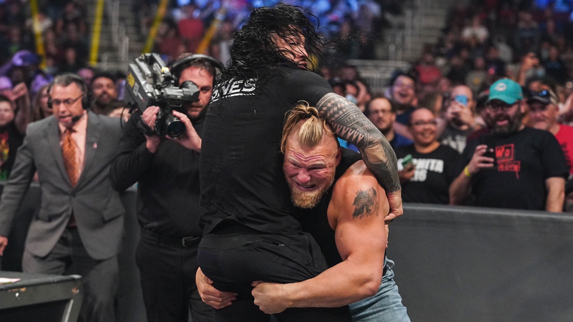 Brock Lesnar atacando Roman Reigns no SmackDown