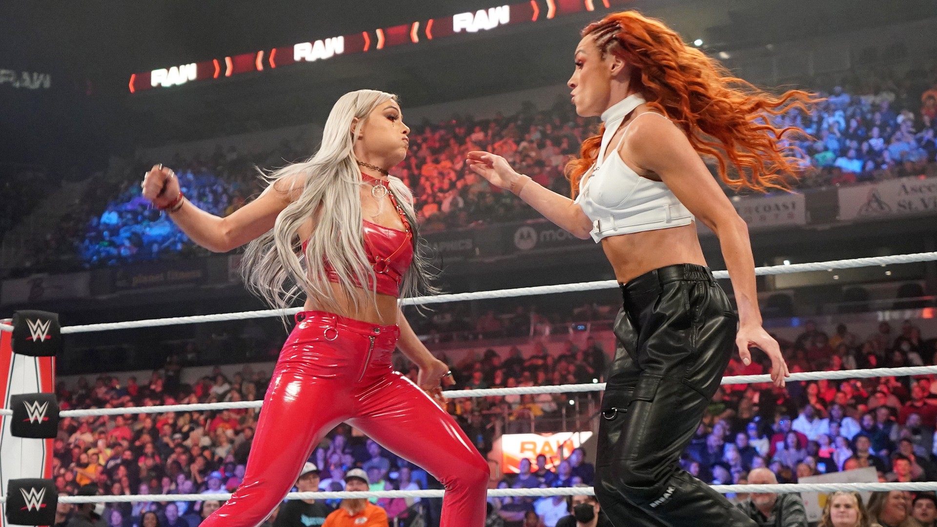 Liv Morgan atacando Becky Lynch no RAW