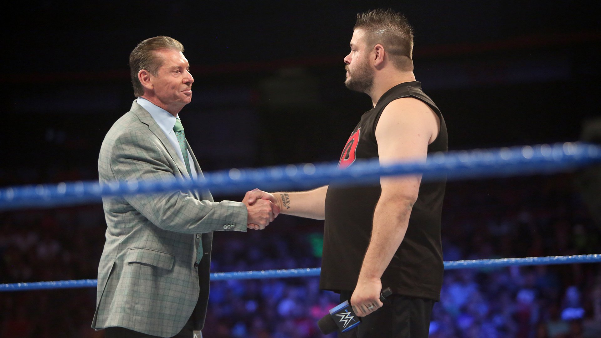 Kevin Owens renova com a WWE