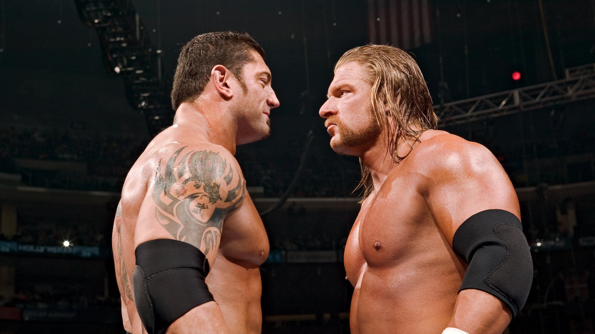 Batista e Triple H se encaram