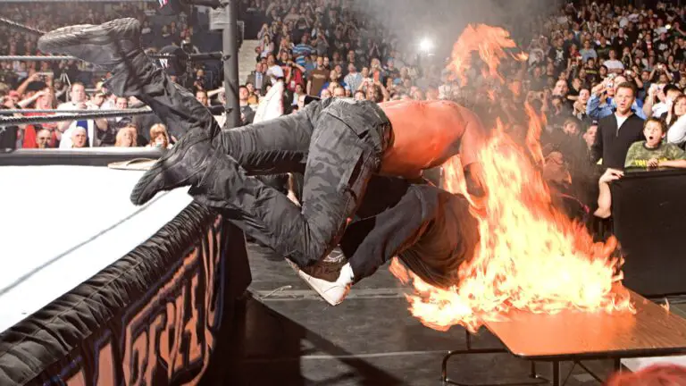 Edge vs Mick Foley numa ótima estipulação