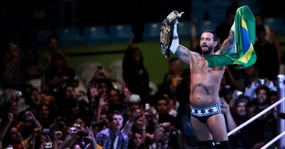 CM Punk com a bandeira do Brasil durante o evento da WWE