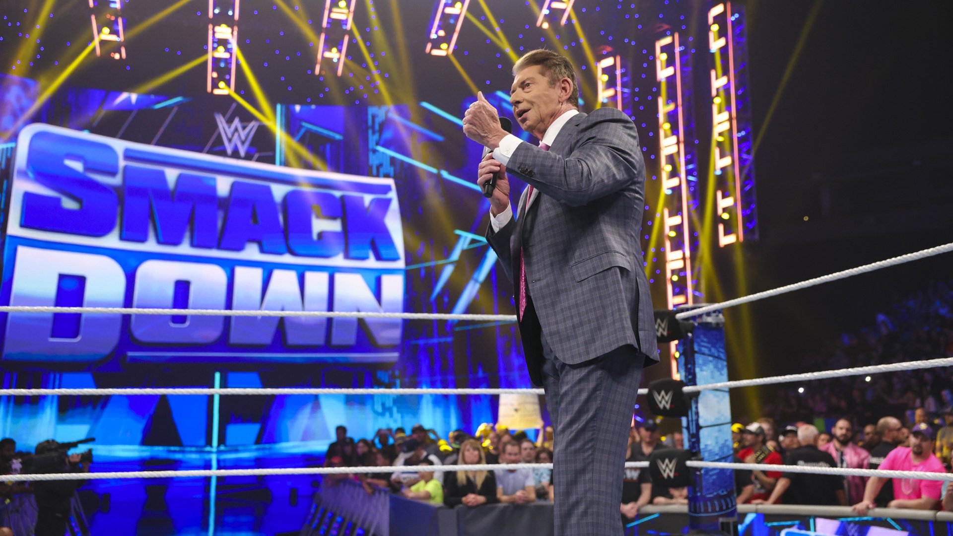 Vince McMahon afrontoso com as acusações recentes