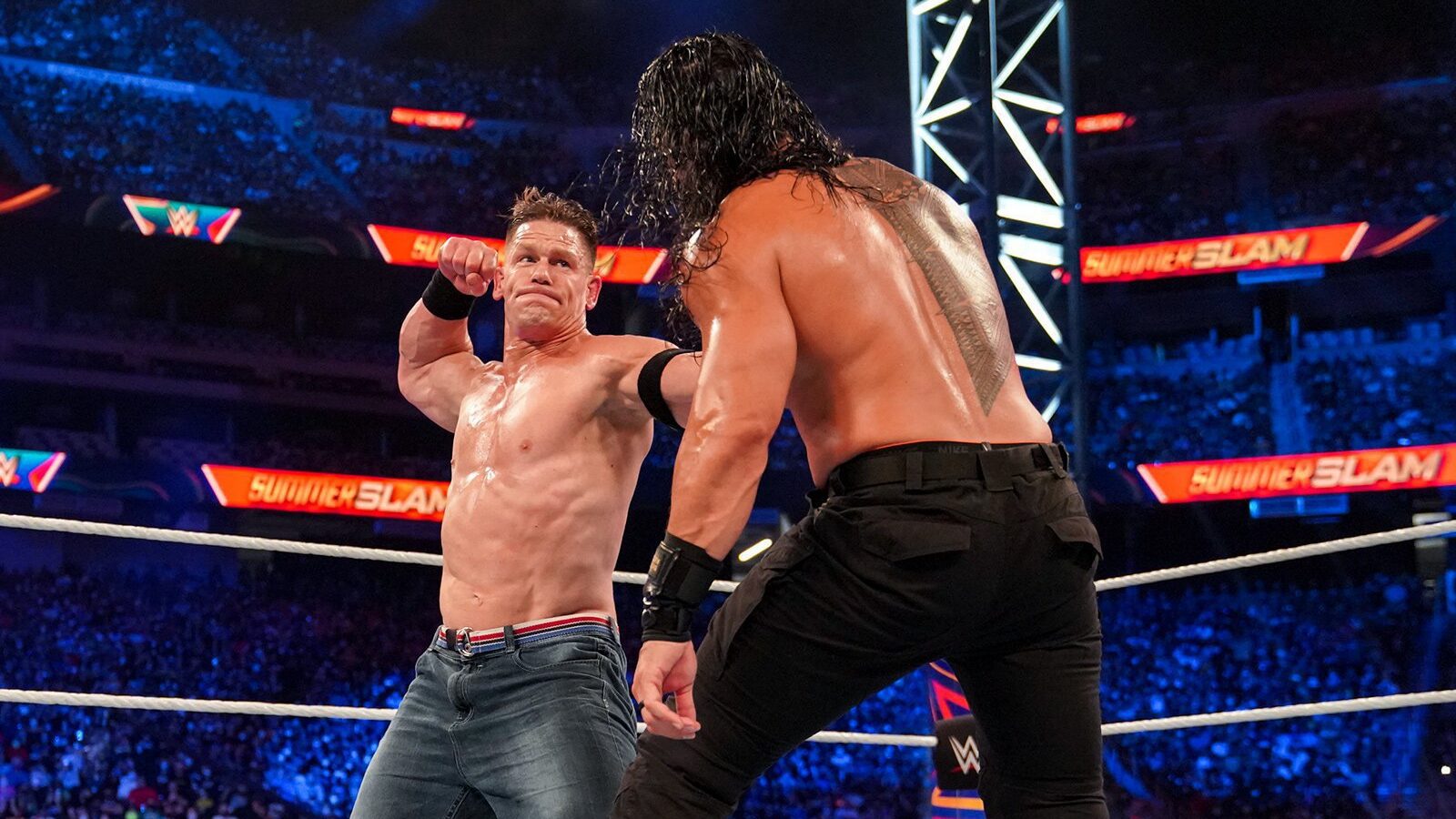 John Cena enfrentando Roman Reigns no SummerSlam 2021