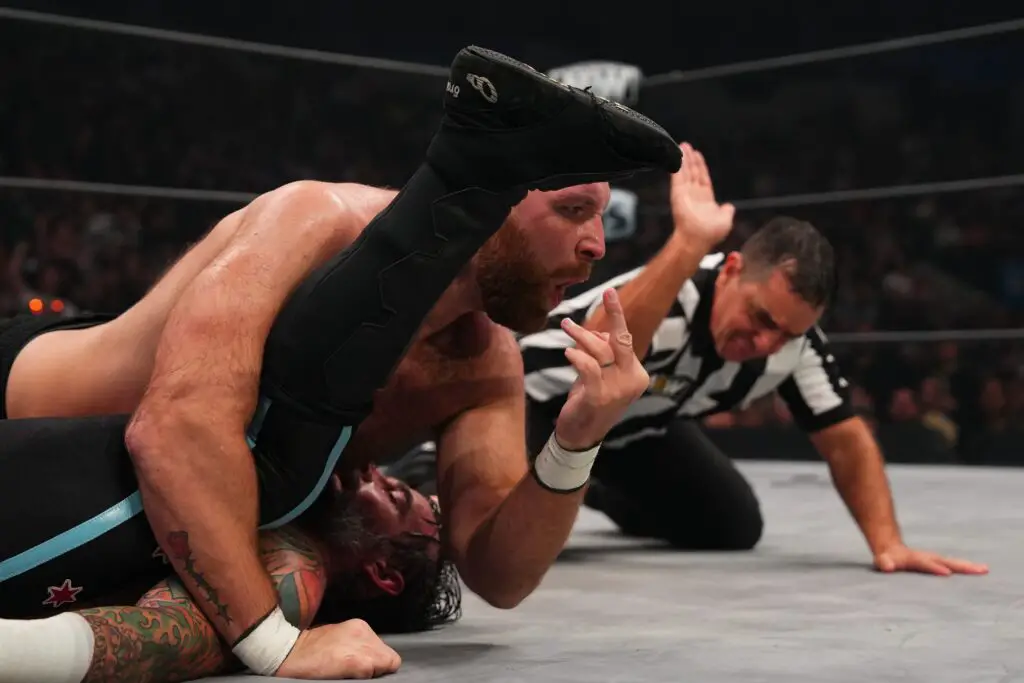 Moxley mandando dedo do meio para o público ao pinar CM Punk