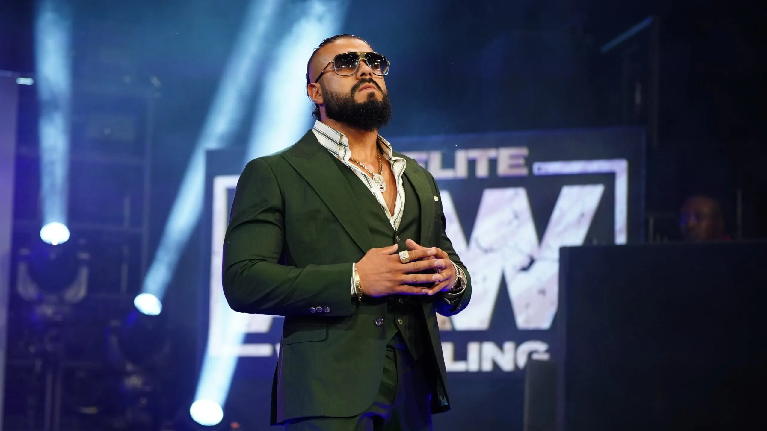 Andrade retorna à AEW e ataca Kenny Omega no aniversário do Dynamite