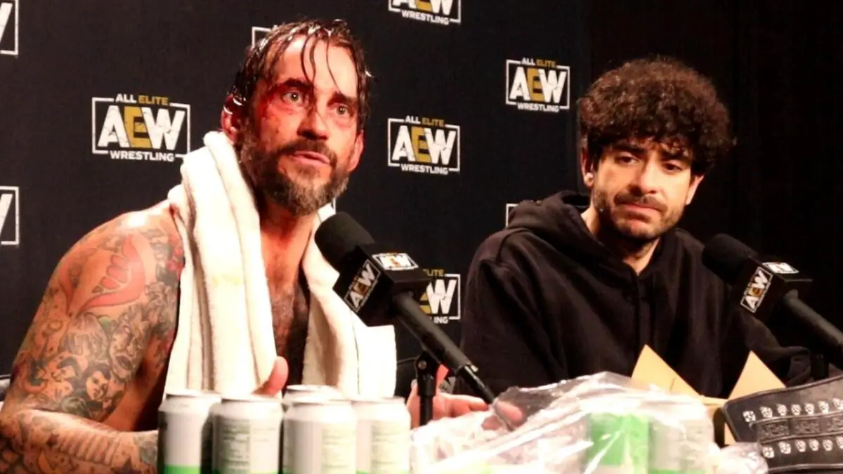 CM Punk ataca Young Bucks e Kenny Omega