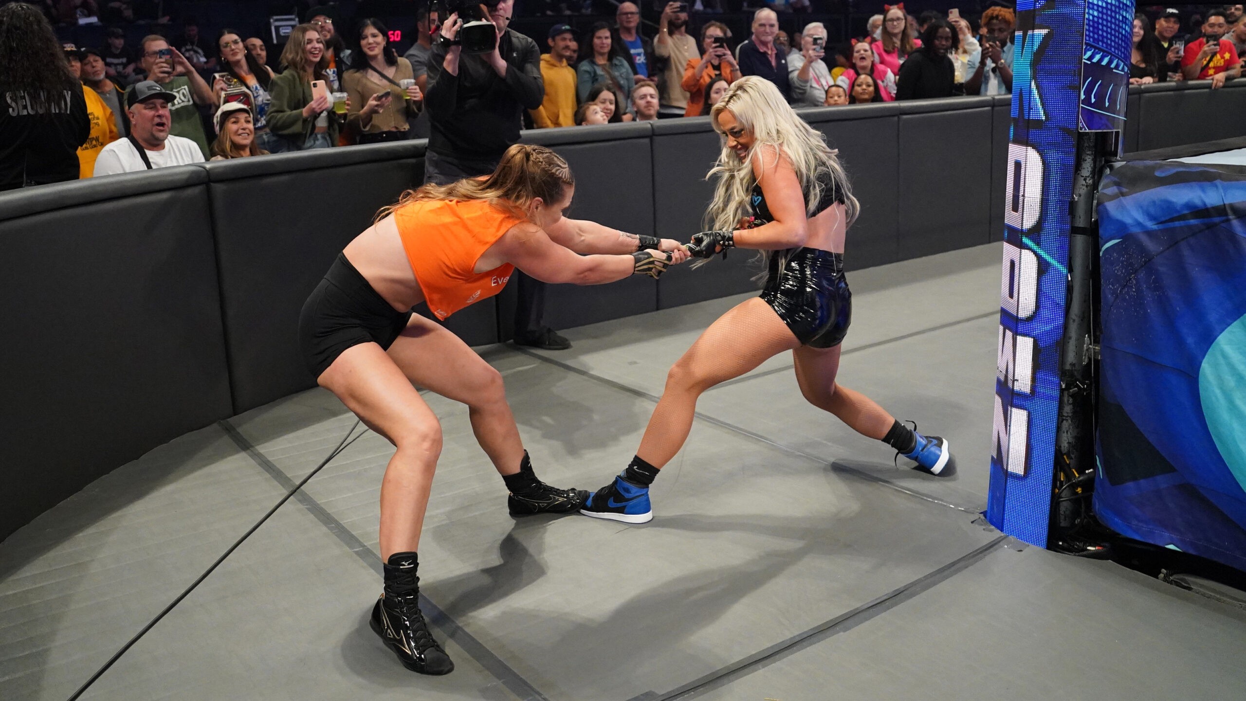 Ronda Rousey e Liv Morgan no SmackDown