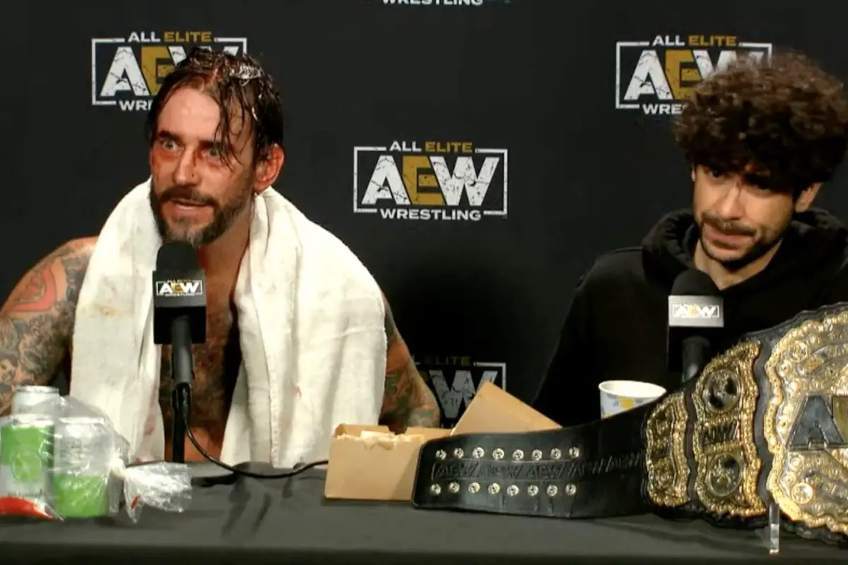 CM Punk e Tony Khan na coletiva da AEW