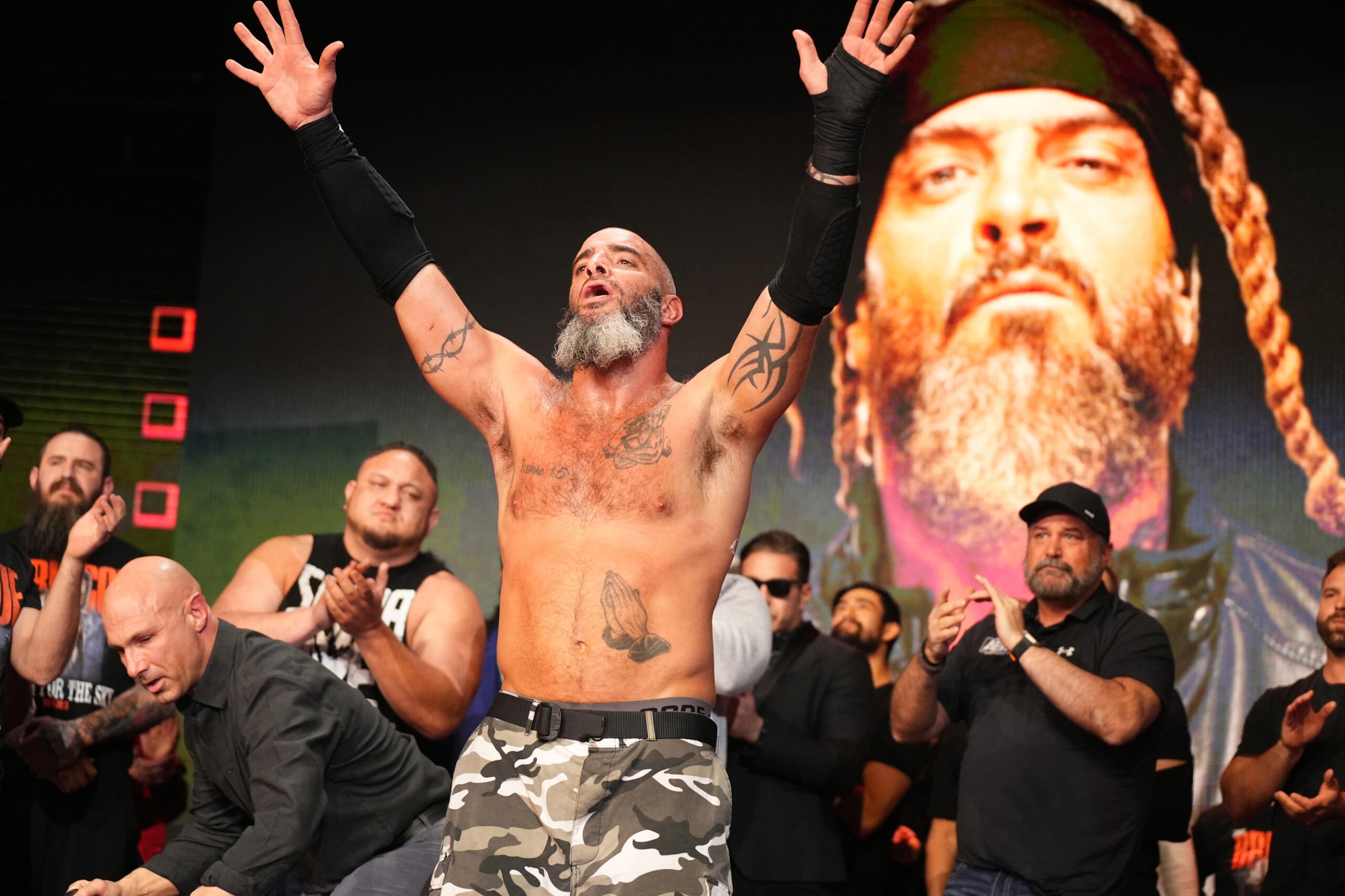 Mark Briscoe e lutadores da AEW na homenagem à Jay Briscoe durante AEW Dynamite