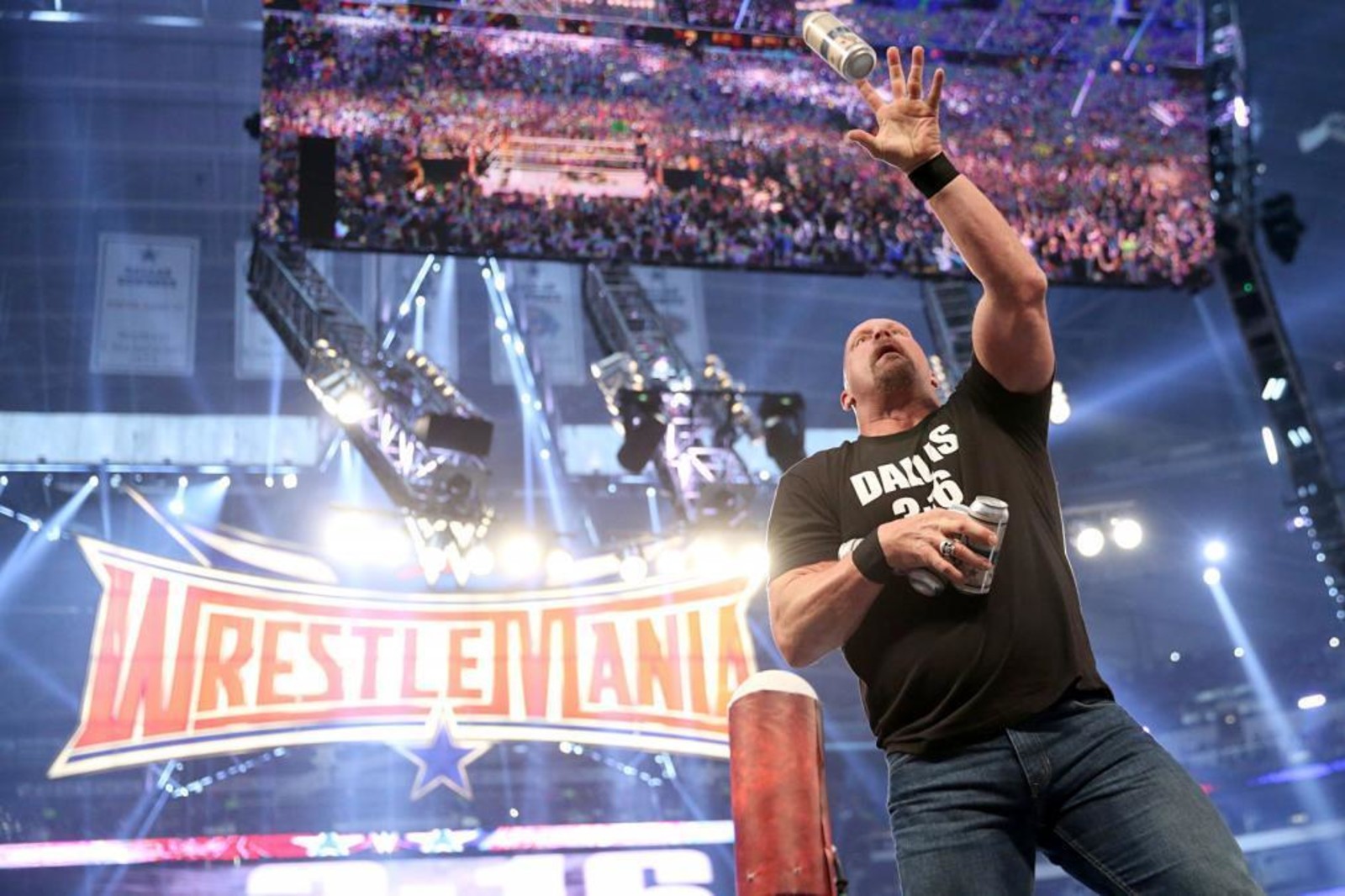 WWE cogitou uma luta entre Stone Cold Steve Austin e Roman Reigns