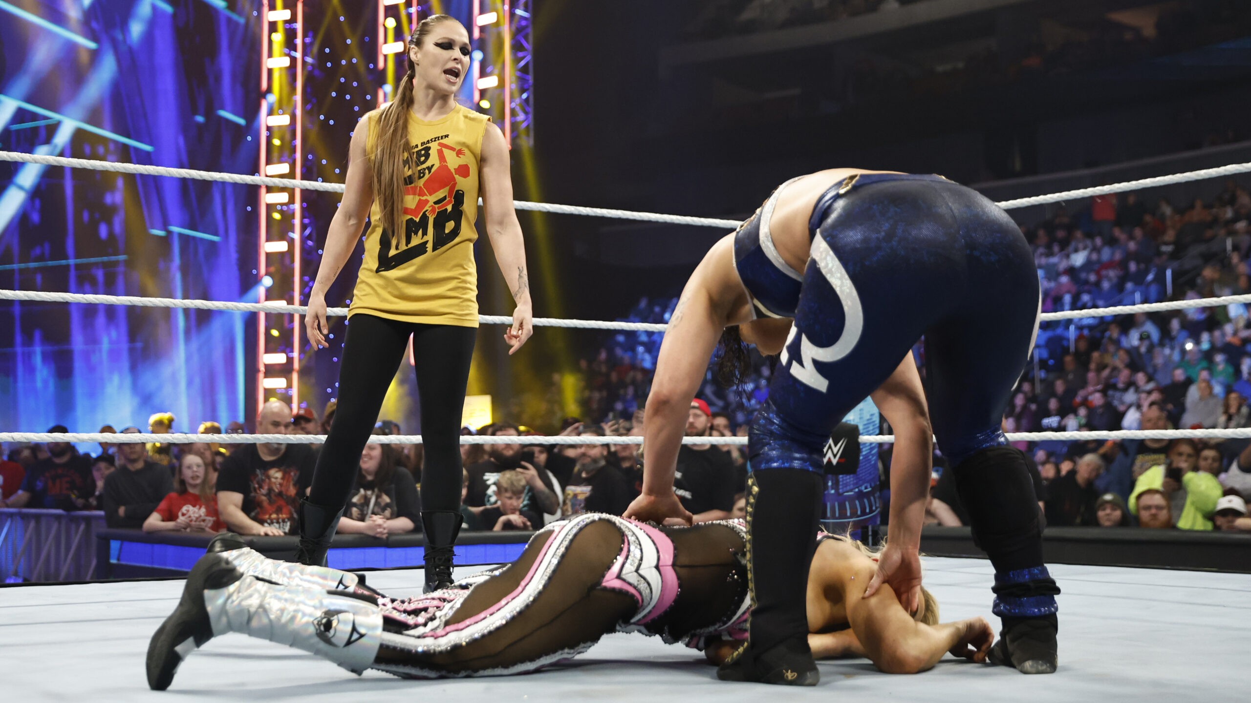 Ronda Rousey ataca a divisão de duplas da WWE