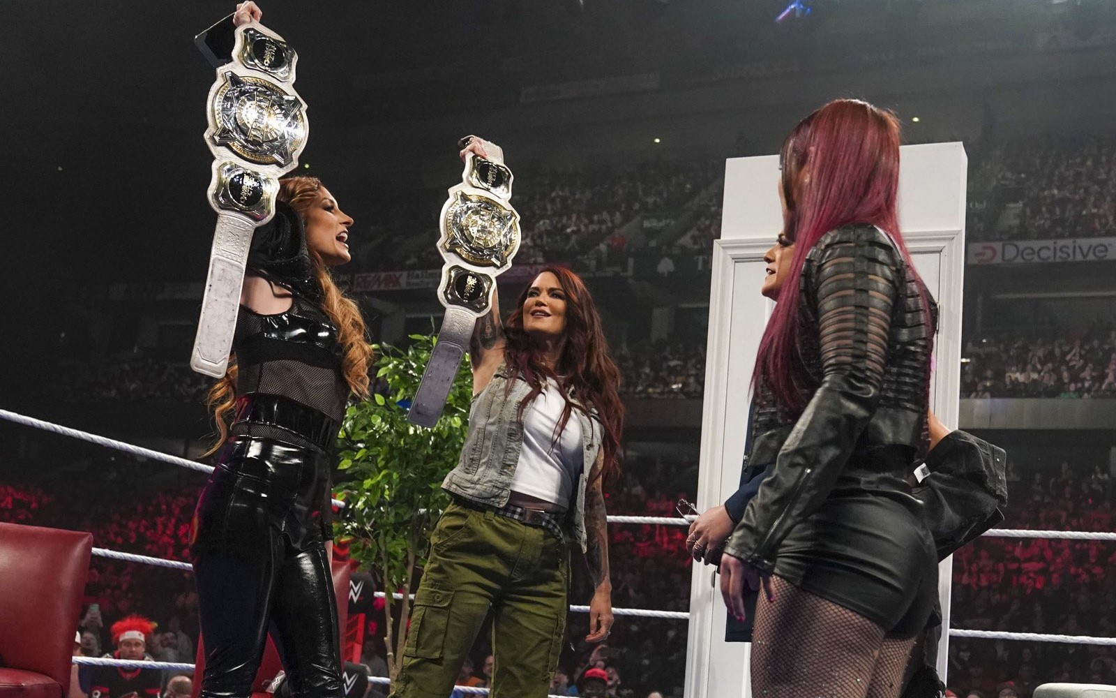 Becky Lynch e Lita fazem desafio pelos títulos de duplas femininas da WWE