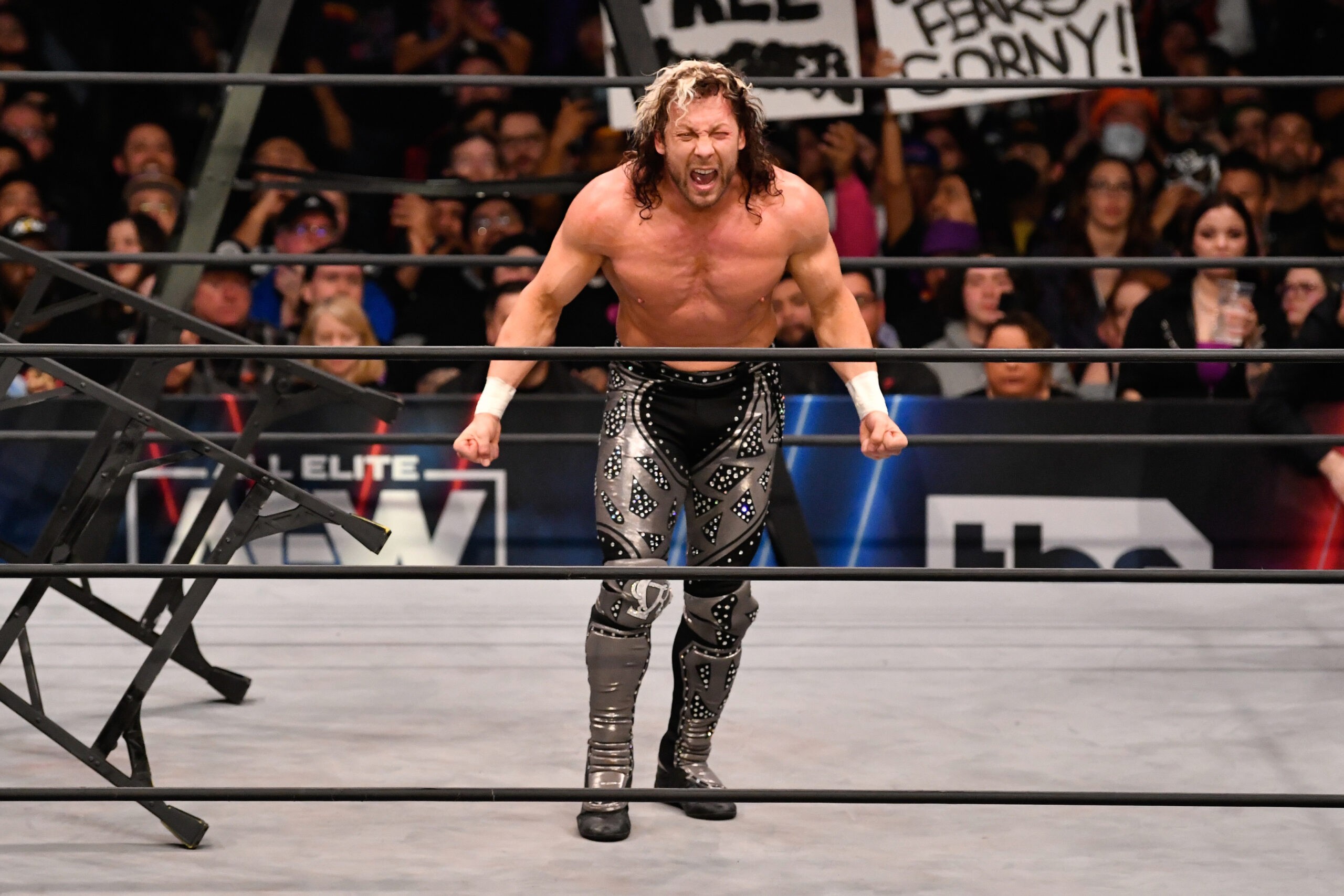 Kenny Omega próximo de retornar na AEW