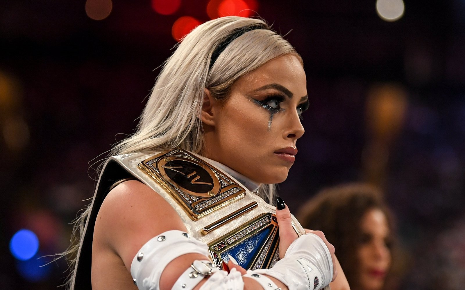 Liv Morgan é cercada por fãs em aeroporto