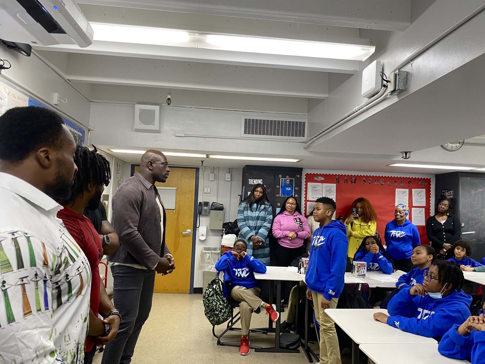 Lutadores da WWE visitam o Wrestling Club em Brooklyn