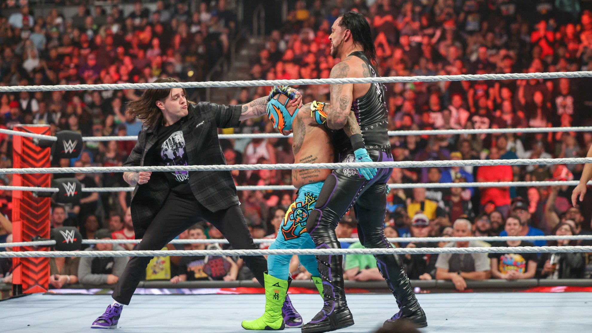 Dominik e Damian Priest atacando Rey Mysterio - WWE Raw 27 03 23