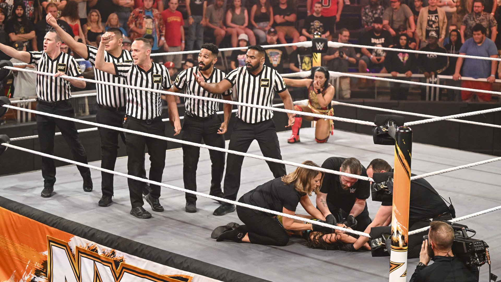 Roxanne Perez sendo atendida no WWE NXT