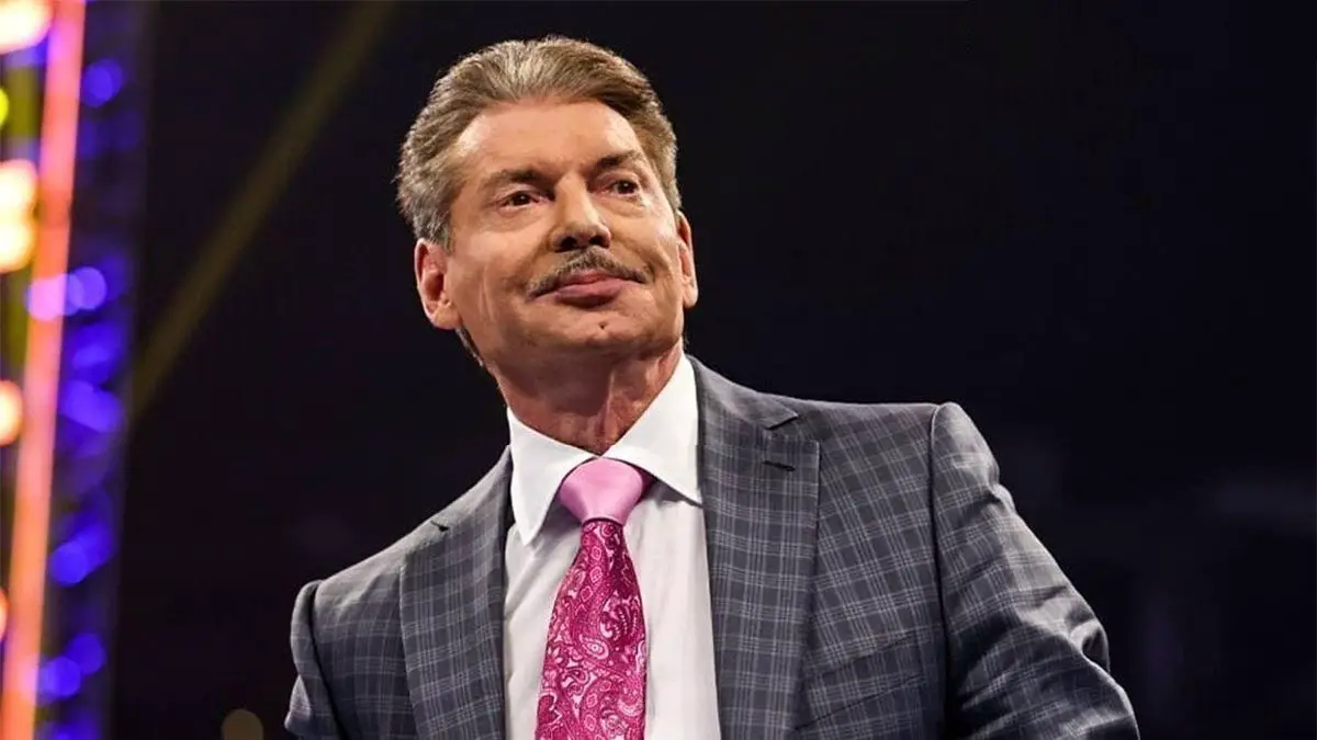 Vince McMahon lançou um bigode fino