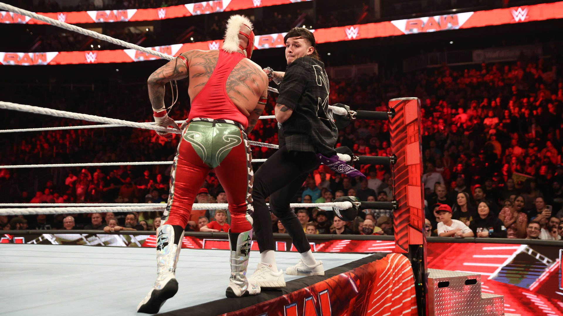 WWE RAW reescrito às pressas por problemas de viagens