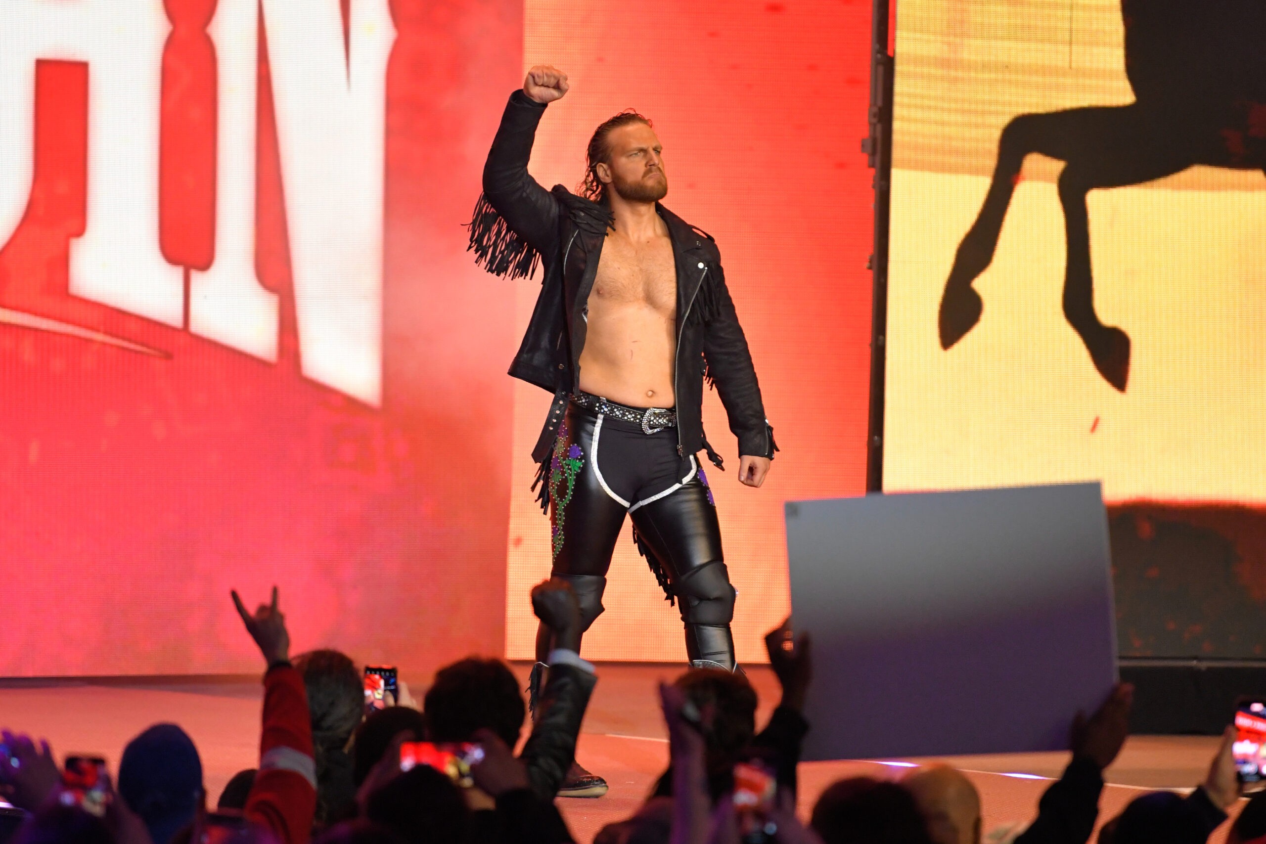 Hangman Adam Page negociando renovação com AEW