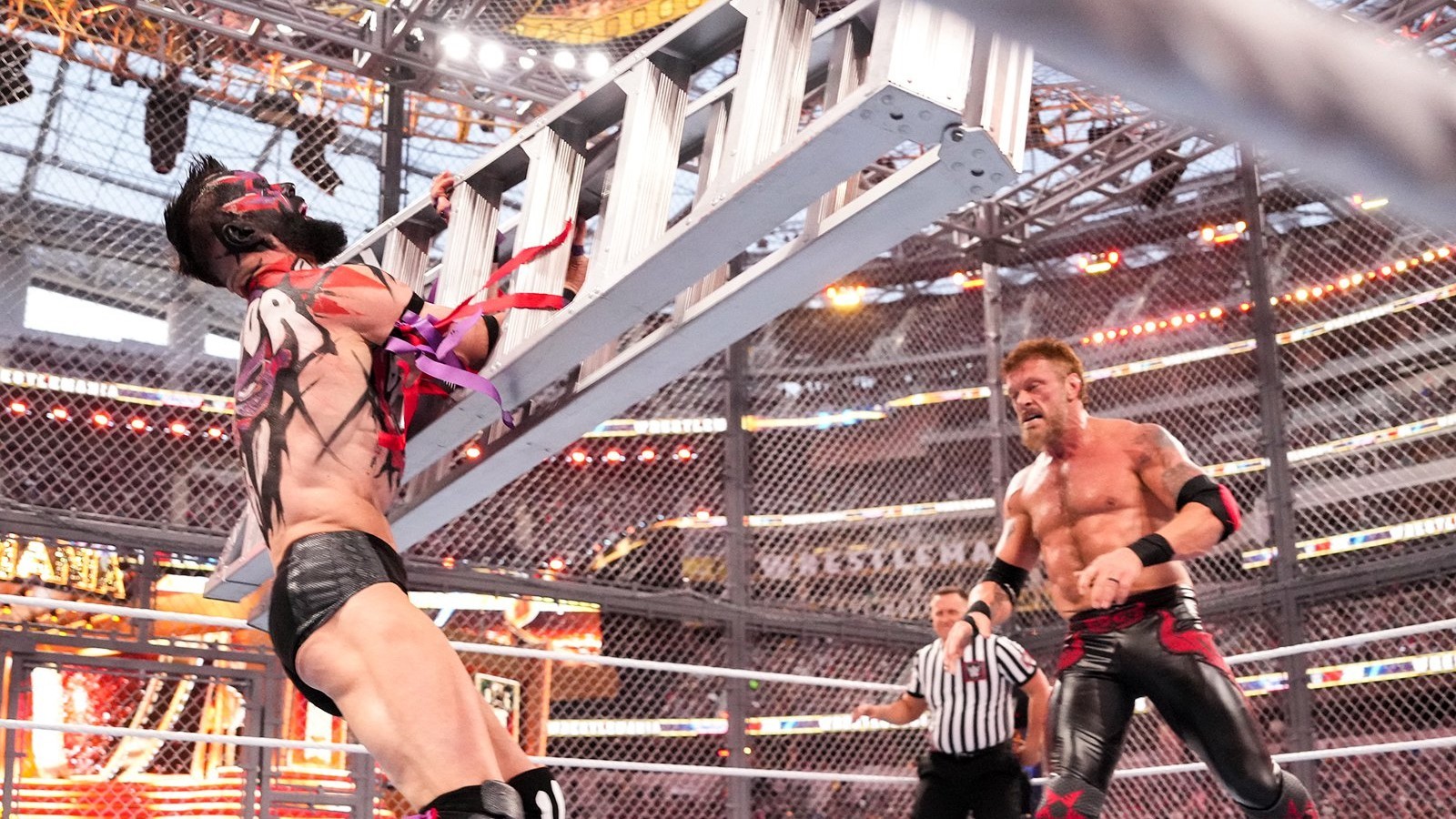 Edge e Finn Bálor no Hell in a Cell na WWE WrestleMania 39