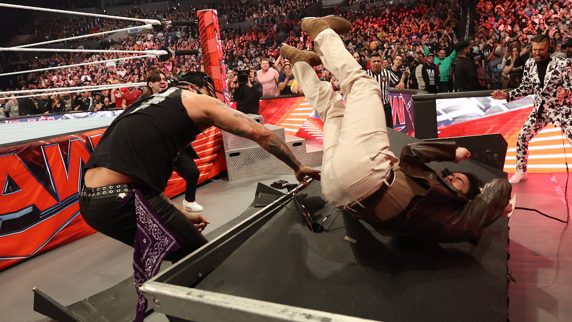 Damian Priest joga Bad Bunny na mesa dos comentaristas durante o WWE RAW de 03/04/23