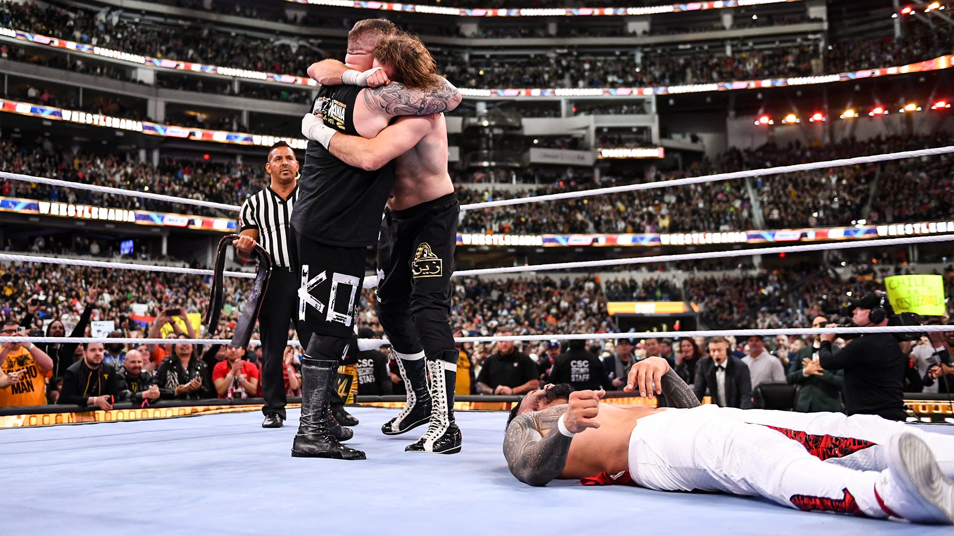 Kevin Owens e Sami Zayn se abraçando na WWE WrestleMania 39