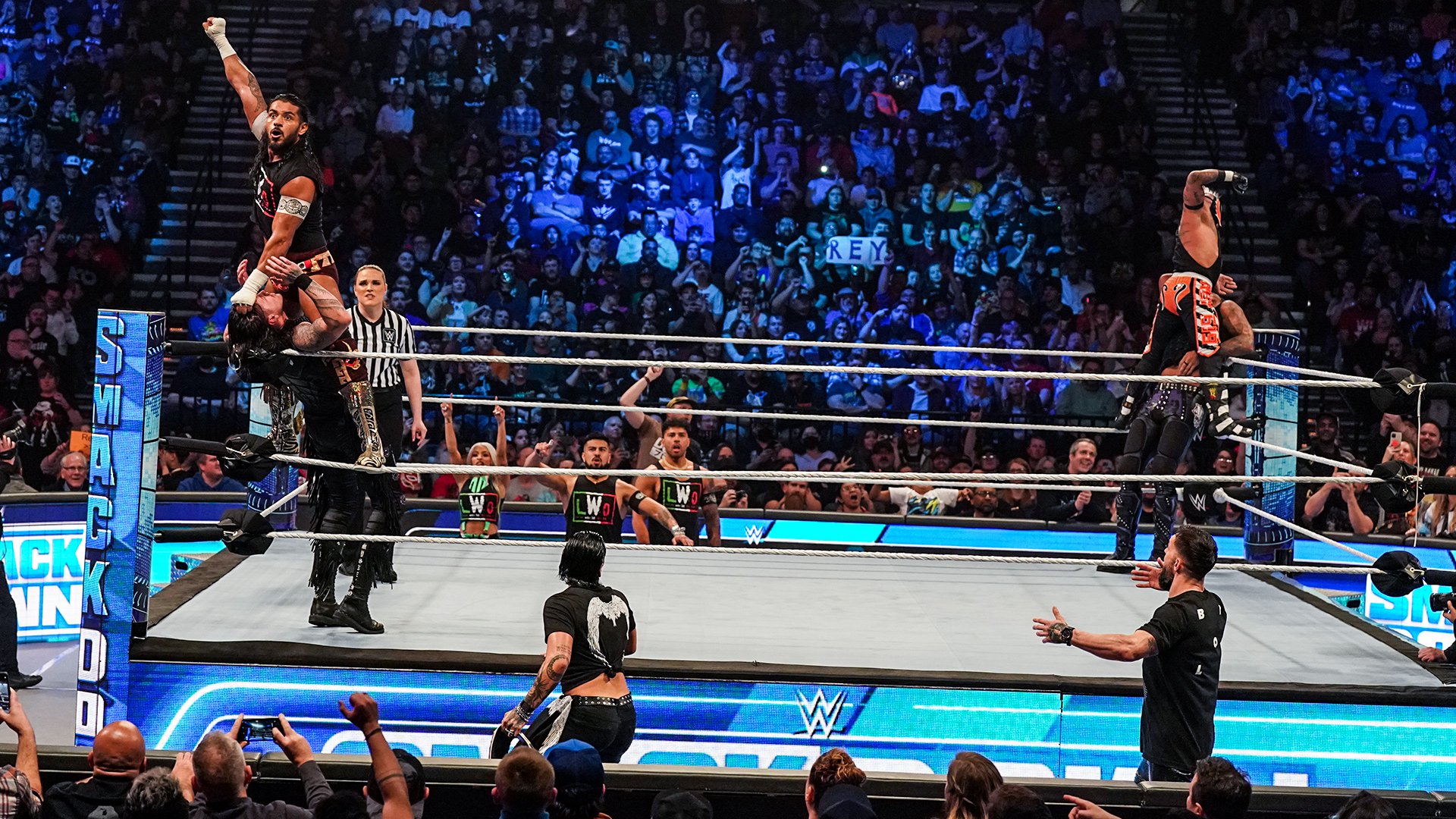 LWO batendo na Judgment Day no WWE SmackDown de 07 04 23