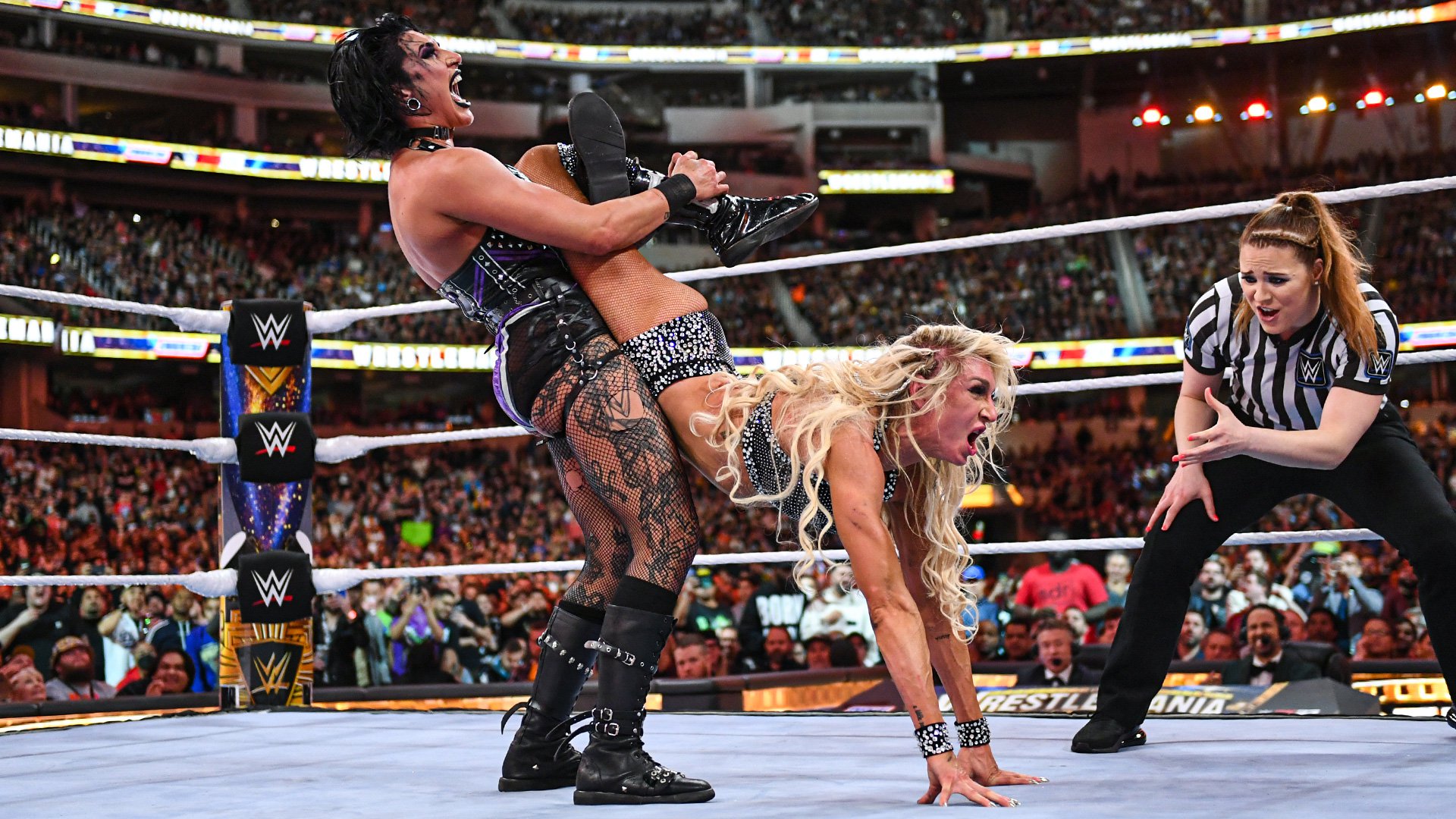 Rhea Ripley e Charlotte Flair - WWE WrestleMania 39