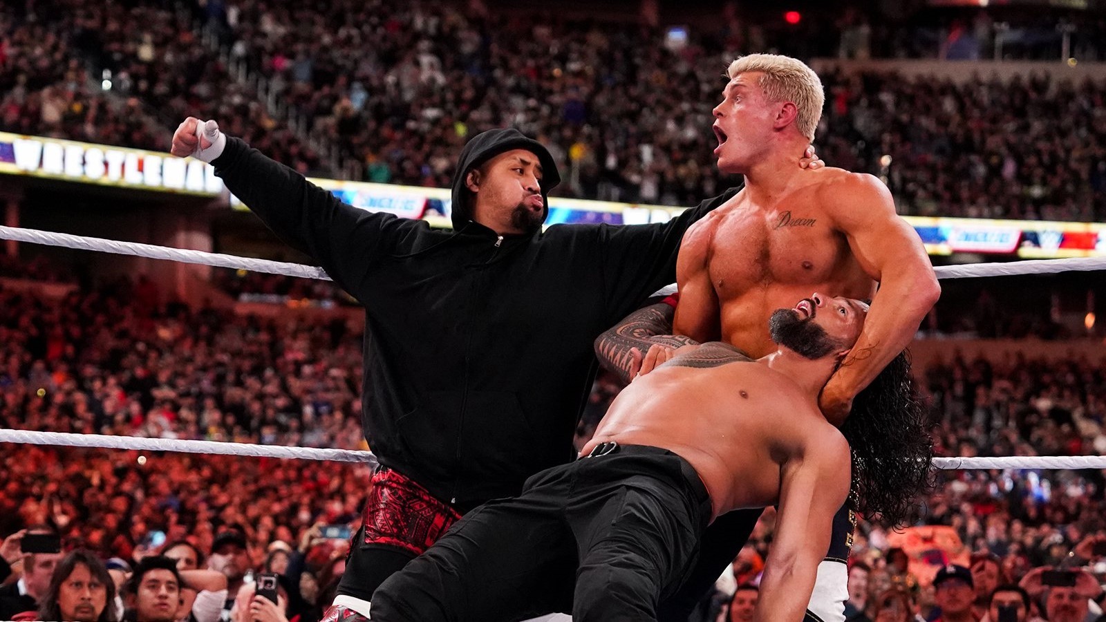 Solo Sikoa, Roman Reigns e Cody Rhodes - WWE WrestleMania 39