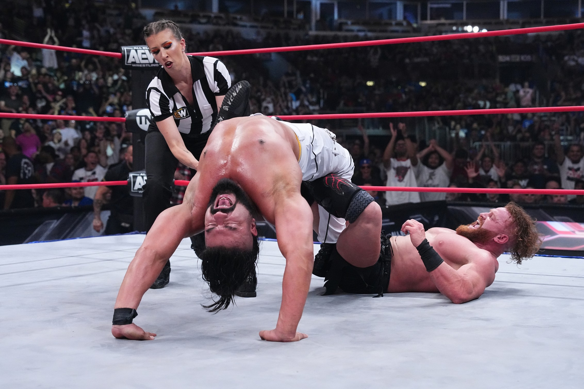 Andrade El Idolo vence combate com golpe de Charlotte Flair no AEW Collision