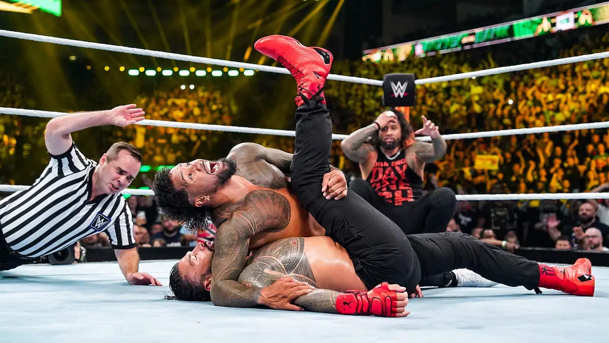 Jey Uso pina Roman Reigns durante a Bloodline Civil War no WWE Money in the Bank 2023