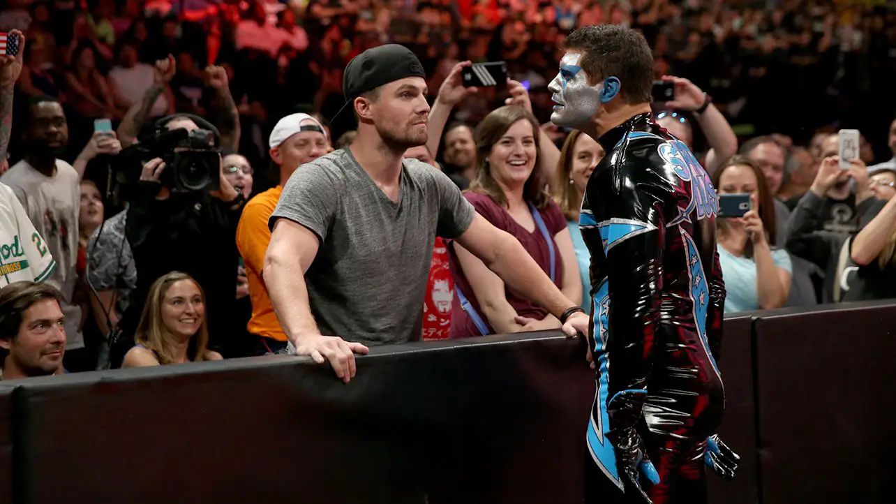 Stephen Amell estará no WWE Raw semana que vem