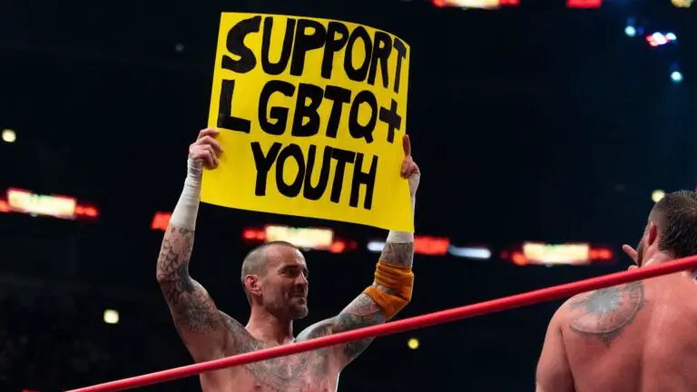 CM Punk segurando uma placa que nada tem a ver com associar a luta livre com política