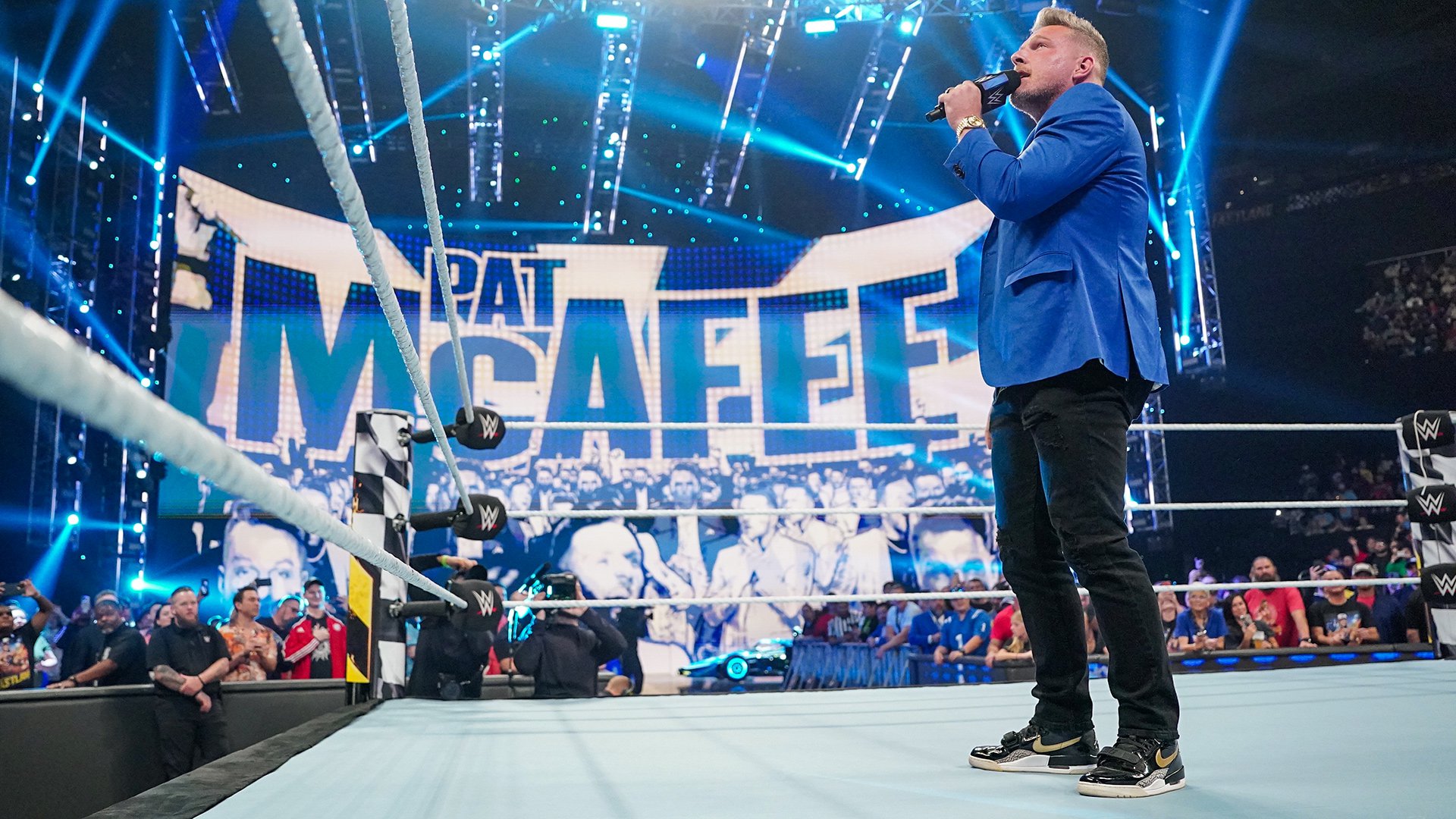 Pat McAfee faz aparição surpresa no WWE Fastlane