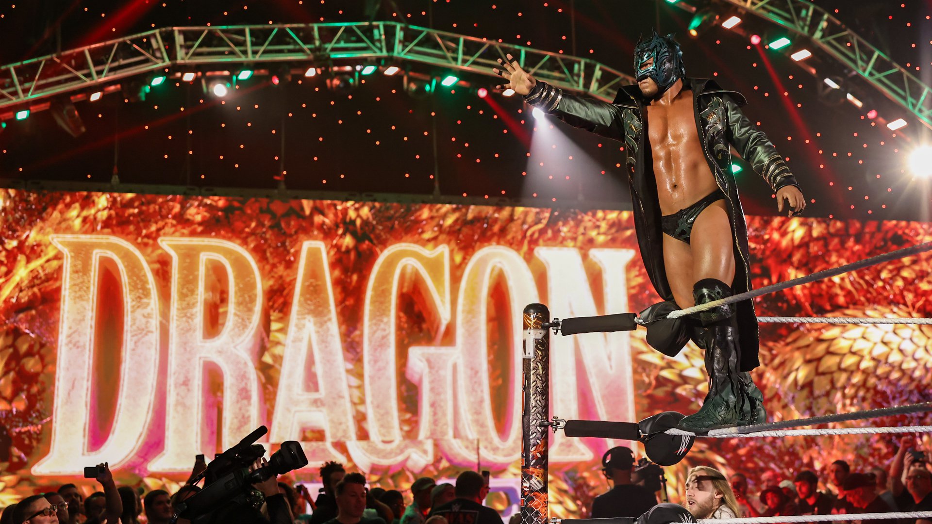Dragon Lee assina novo contrato com a WWE