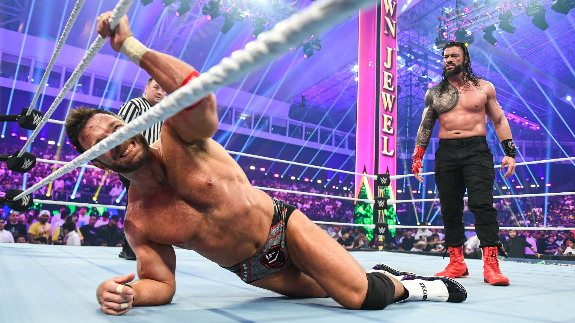 Roman Reigns supera LA Knight no WWE Crown Jewel 2023