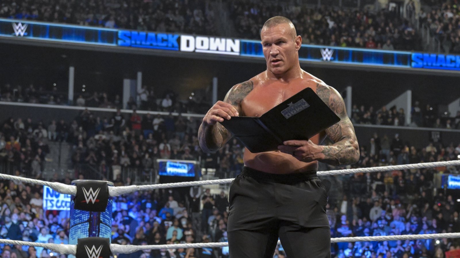 Randy Orton assina com WWE SmackDown