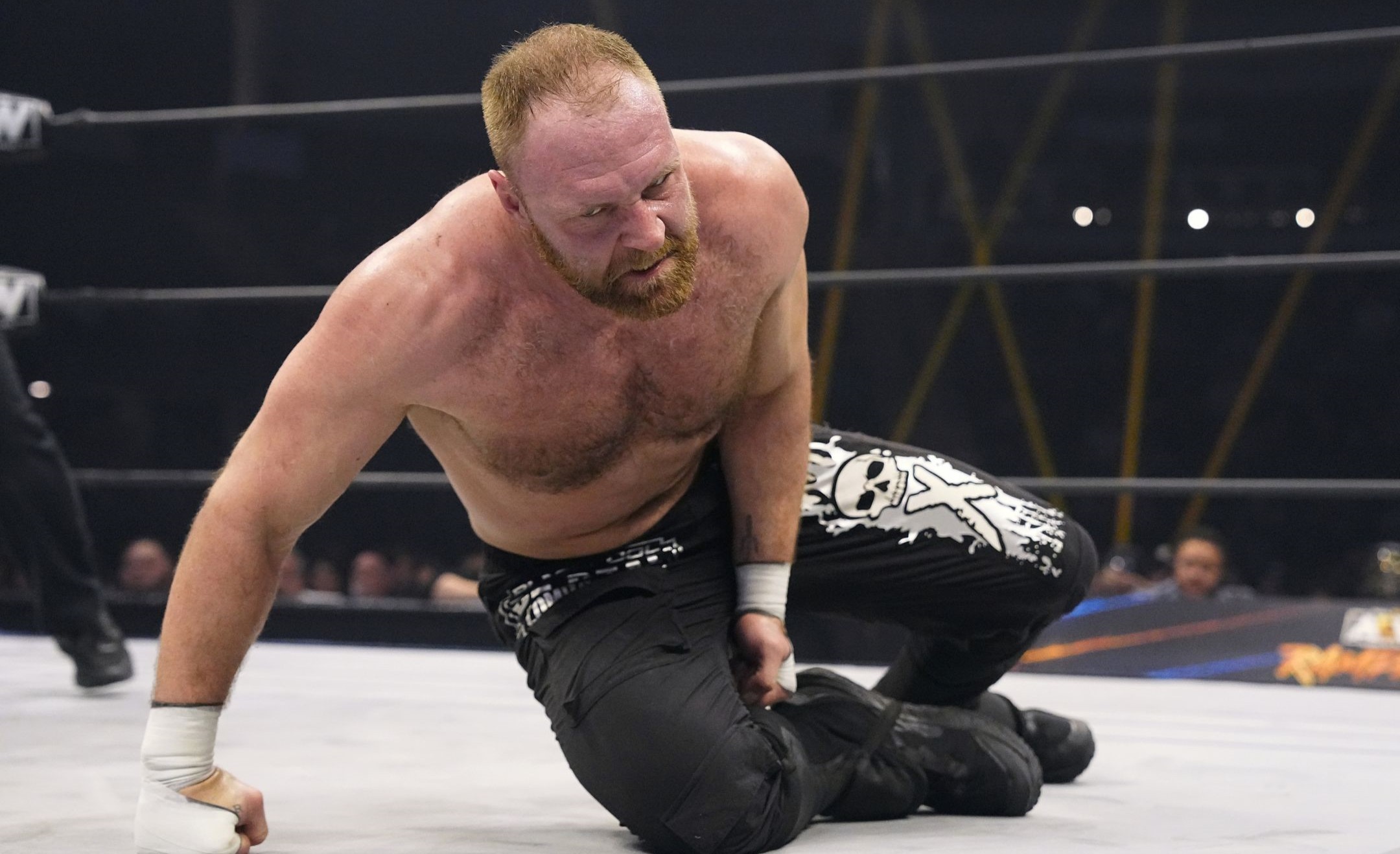Jon Moxley derrota Jeff Hardy no AEW Dynamite; é atacado por astros da CMLL