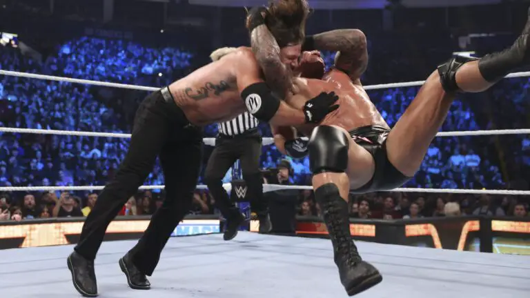 Randy Orton aplicando seu RKO em AJ Styles