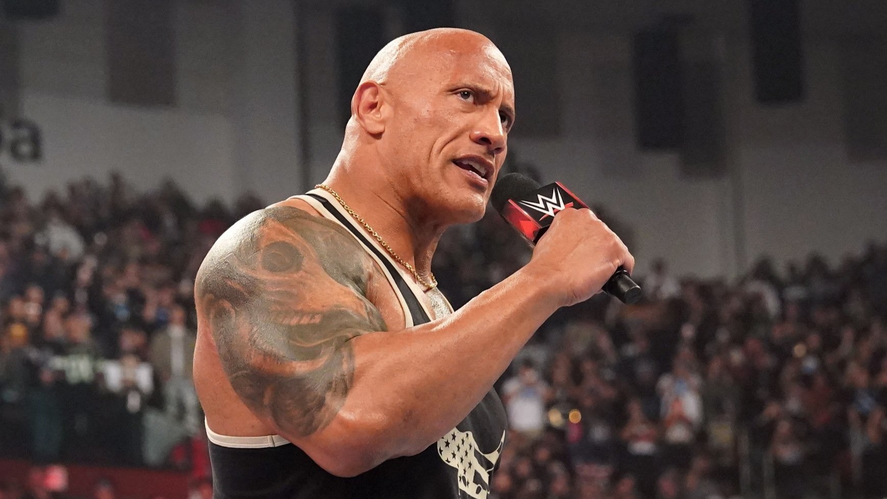 The Rock retorna no WWE Raw e desafia Roman Reigns