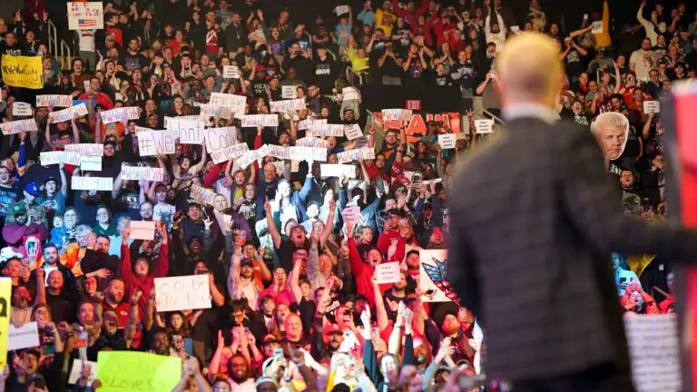 Cody Rhodes responde a fãs vaiando The Rock sobre luta na WrestleMania: "confiem em mim"