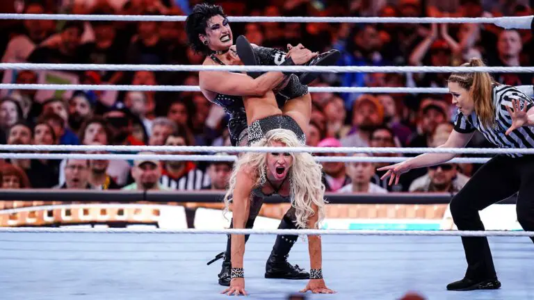 Rhea Ripley e Charlotte Flair na WrestleMania 39